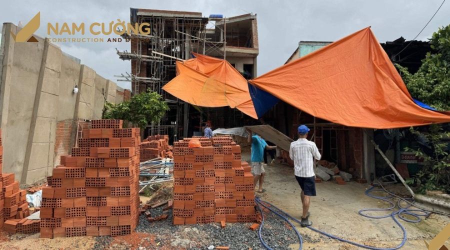 Bảo quản vật liệu xây dựng khô ráo mùa mưa